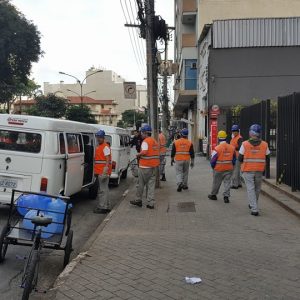GCM e a defesa civil encaminhando os moradores de rua e dependentes químicos para albergues (2)
