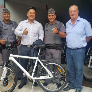 Nelson Hong bicicleta policia