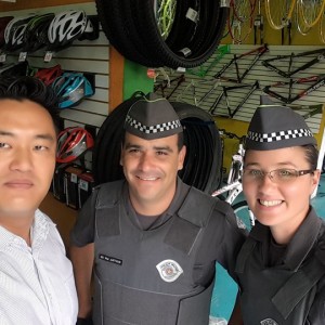 Nelson Hong bicicleta policia