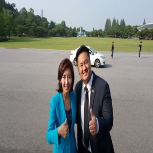 Nelson Hong junto com a deputada federal e repórter Na Kyung Won